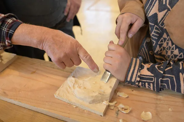 Initiez-vous au bas-relief sur bois avec Esther - Image n°3 - Wecandoo