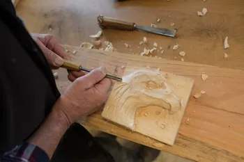 Initiez-vous au bas-relief sur bois