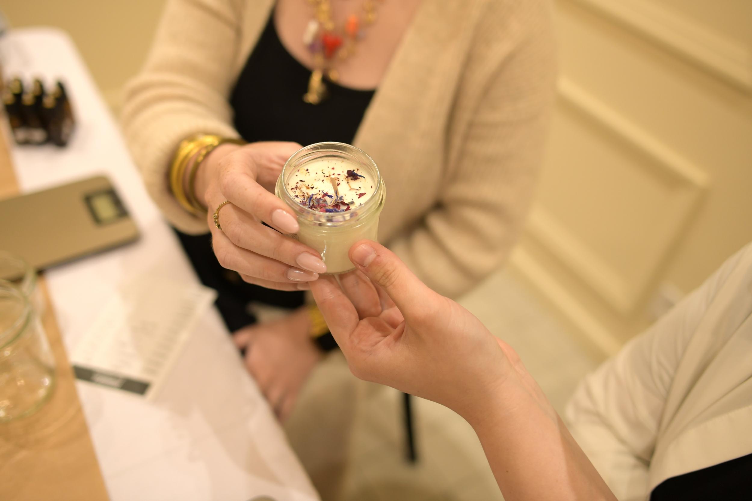 Réalisez votre bougie fleurie avec Emeline - Image n°8 - Wecandoo