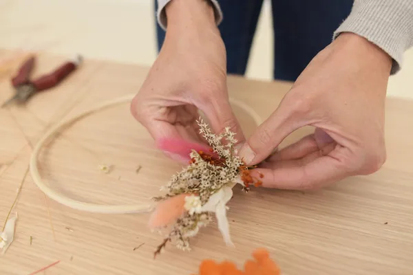 Réalisez votre couronne de fleurs séchées avec Mélanie - Image n°2 - Wecandoo
