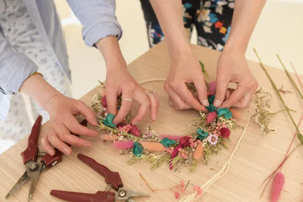 Réalisez votre couronne de fleurs séchées avec Mélanie - Image n°5 - Wecandoo