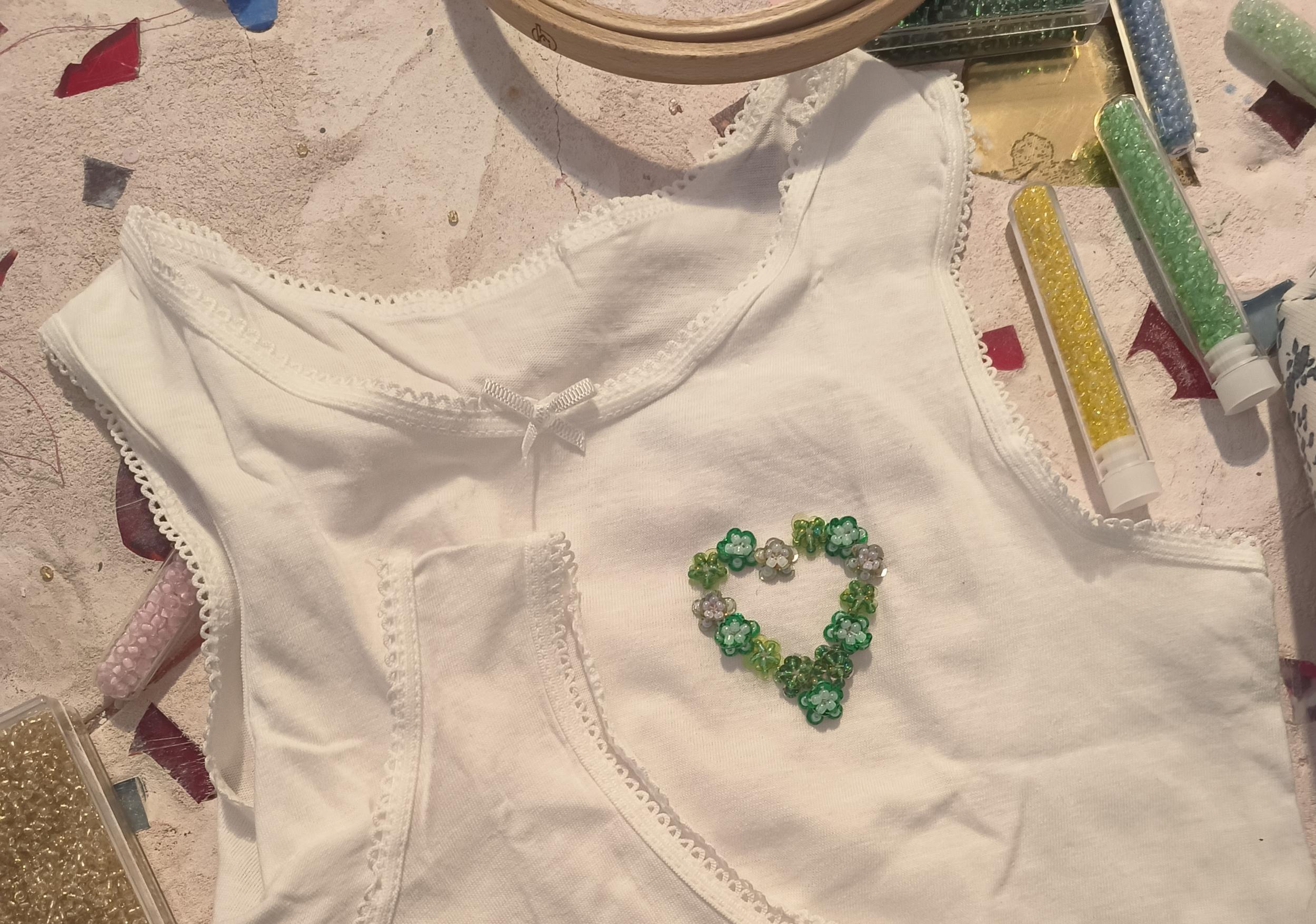 Wecandoo - Créez votre t-shirt orné de perles et paillettes avec Anne-Claire - Image n°4