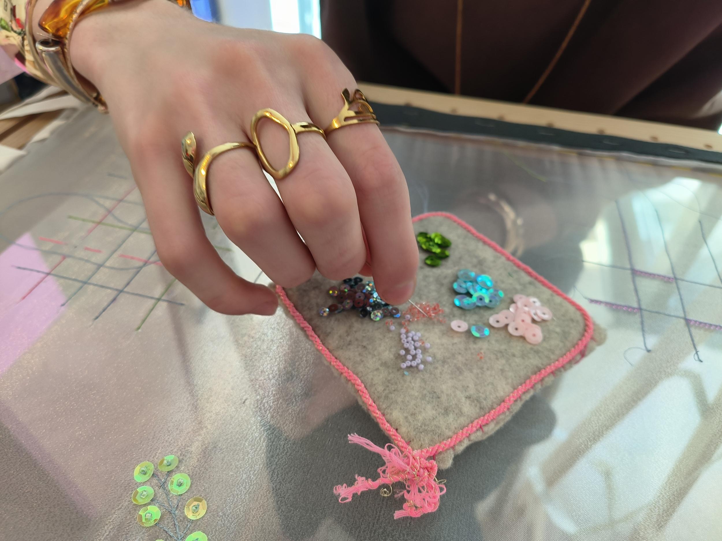 Wecandoo - Créez votre t-shirt orné de perles et paillettes avec Anne-Claire - Image n°8