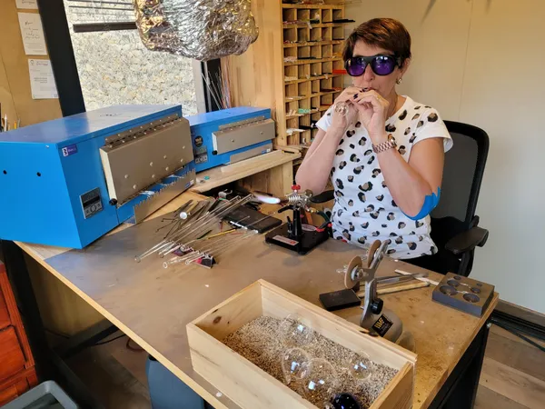 Façonnez votre boule en verre avec Isabelle - Image n°4 - Wecandoo