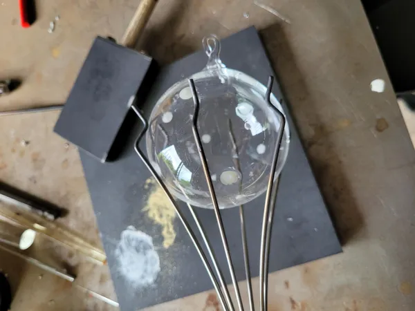 Façonnez votre boule en verre avec Isabelle - Image n°2 - Wecandoo