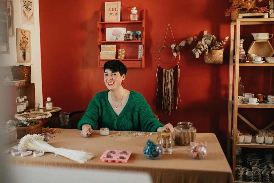 Hélène : Fabriquante de bougies et de bijoux à Normandie