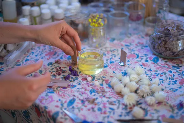 Fabriquez votre bougie parfumée et fleurie avec Hélène - Image n°5 - Wecandoo