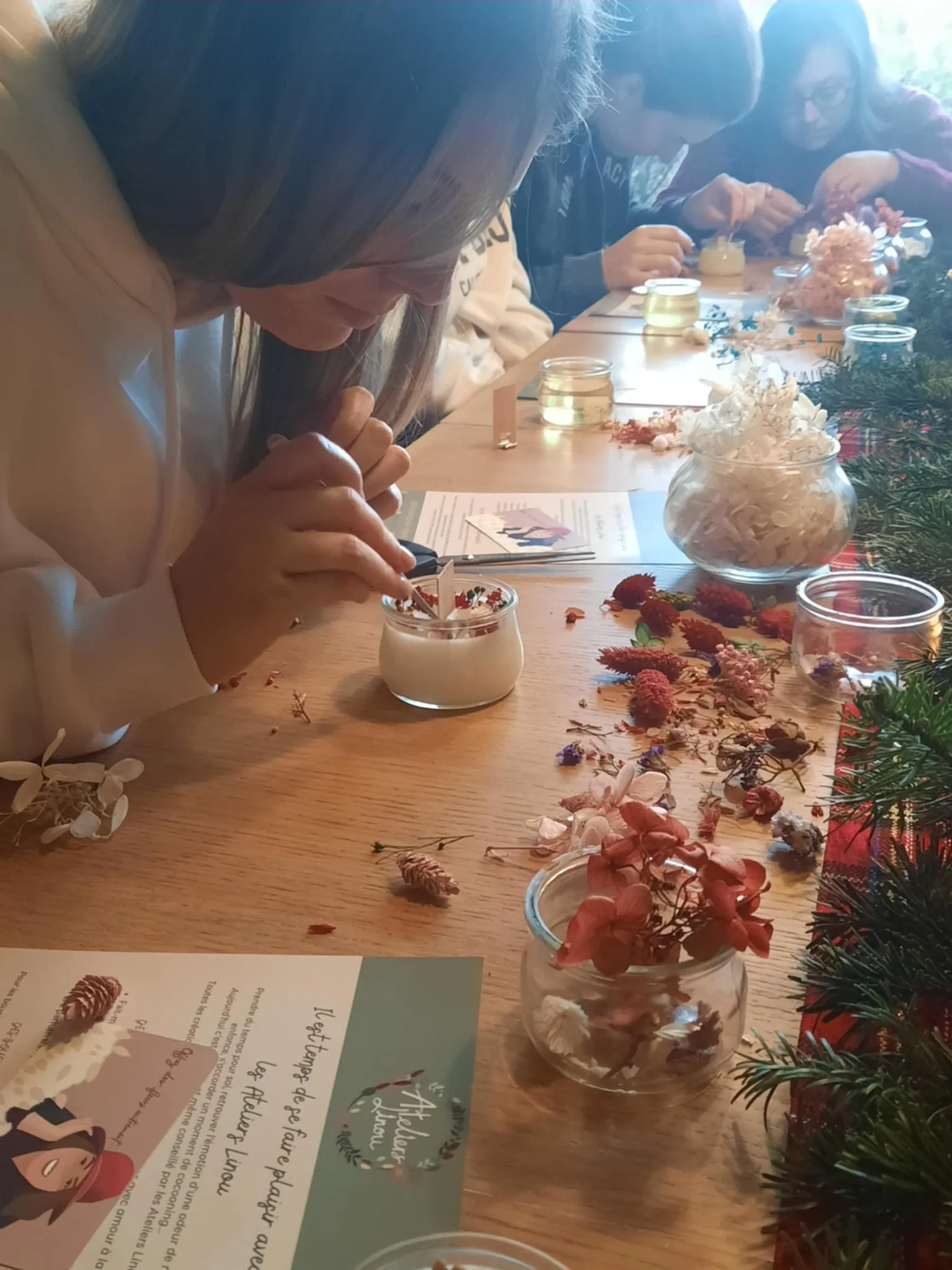 Fabriquez votre bougie parfumée et fleurie avec Hélène - Image n°4 - Wecandoo