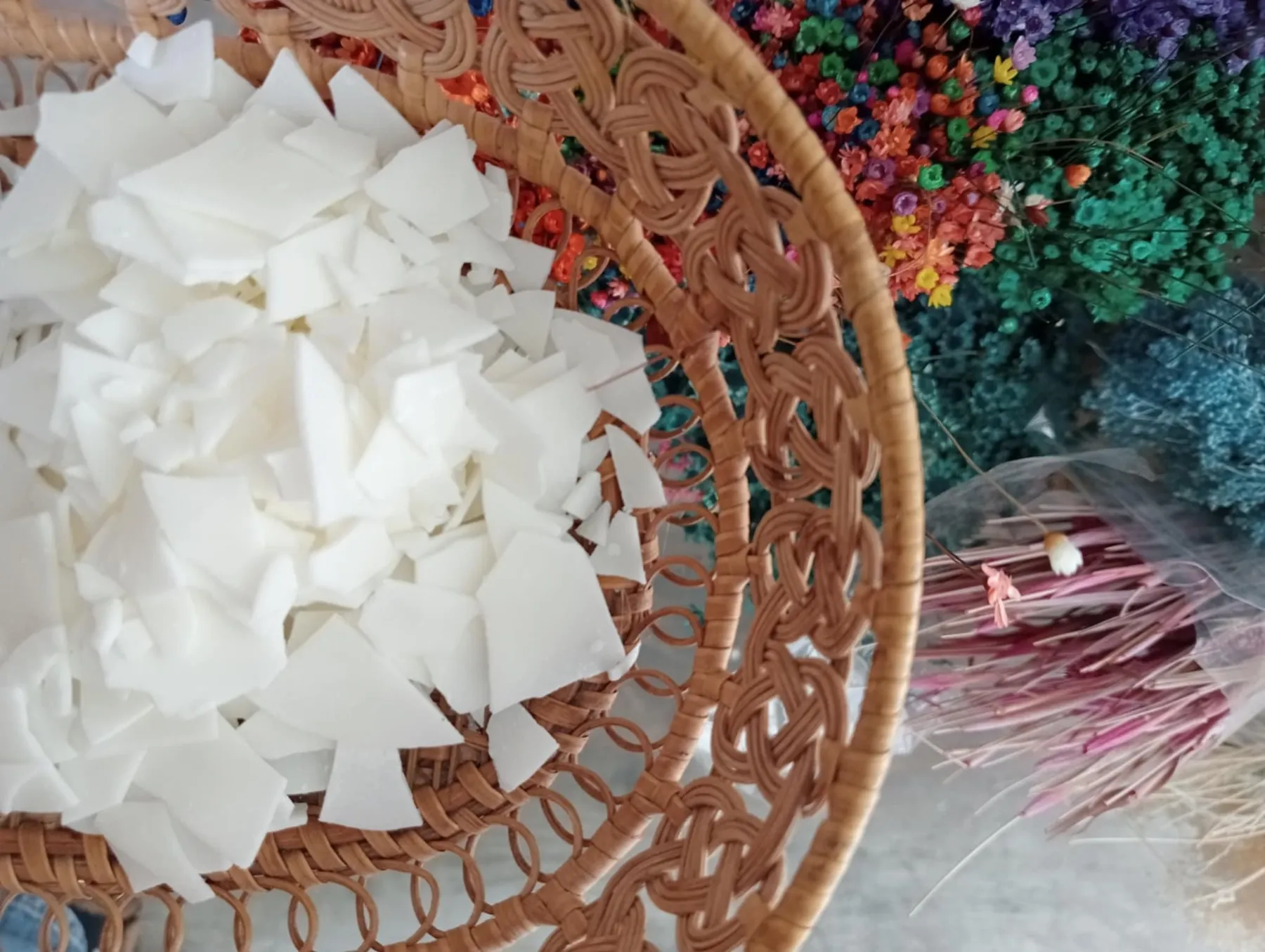 Fabriquez votre bougie parfumée et fleurie avec Hélène - Image n°2 - Wecandoo