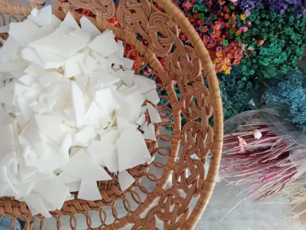 Fabriquez votre bougie parfumée et fleurie avec Hélène - Image n°2 - Wecandoo