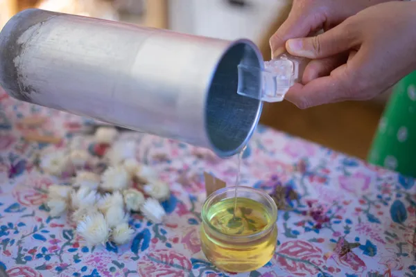 Fabriquez votre bougie parfumée et fleurie en duo avec votre enfant accompagnés par Hélène - Image n°2 - Wecandoo