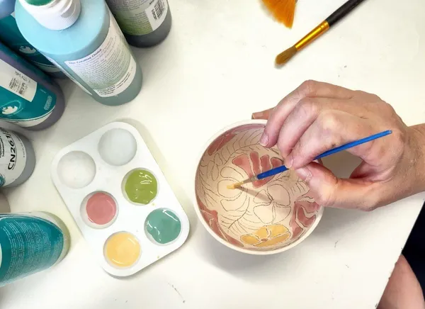 Initiez-vous à la peinture sur céramique avec Laura et son équipe - Image n°4 - Wecandoo