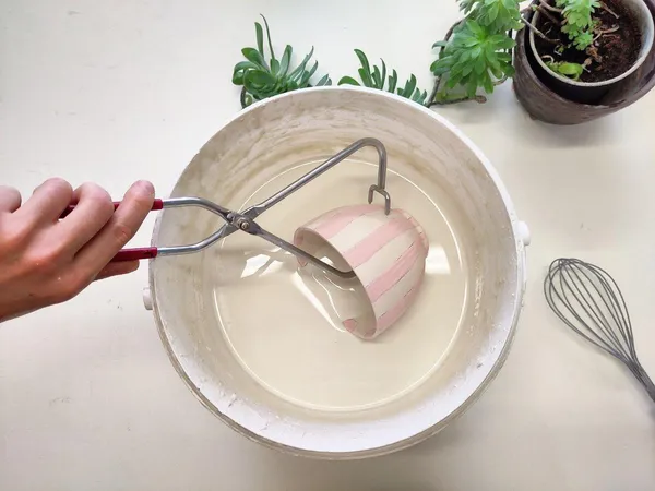 Initiez-vous à la peinture sur céramique avec Laura et son équipe - Image n°5 - Wecandoo