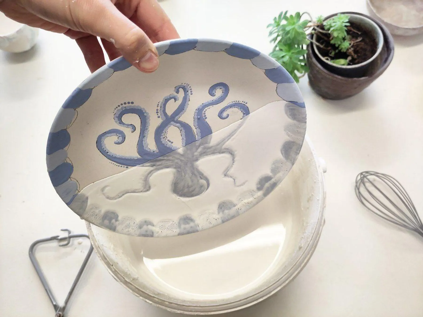 Initiez-vous à la peinture sur céramique avec Laura et son équipe - Image n°3 - Wecandoo