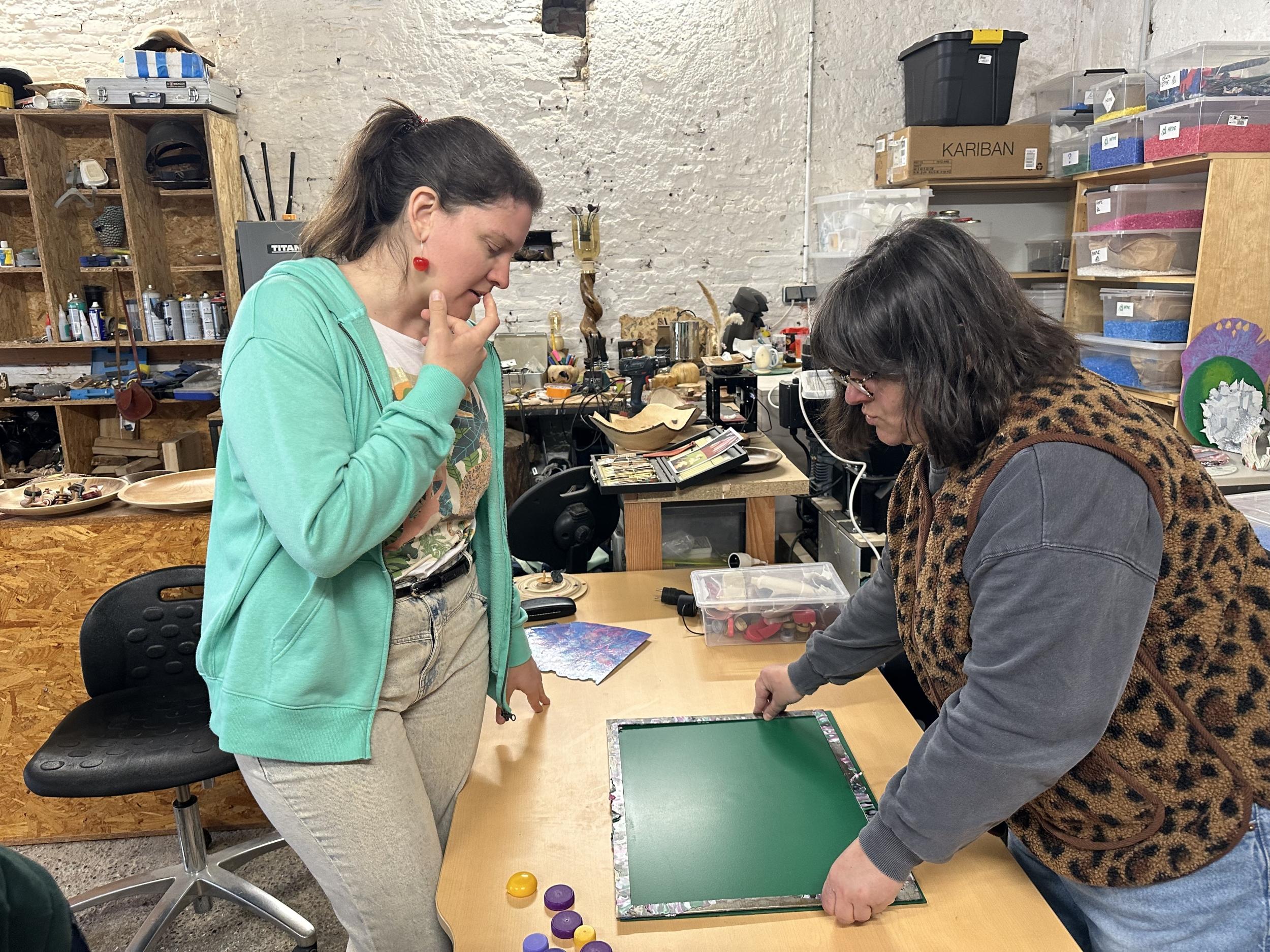 Sensibilisez votre équipe et fabriquez vos objets en plastique recyclé avec Marlène - Image n°10 - Wecandoo