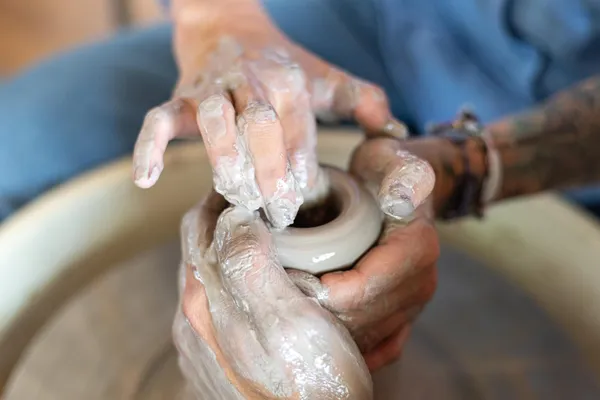 Façonnez votre tasse en céramique avec Benjamin - Image n°2 - Wecandoo