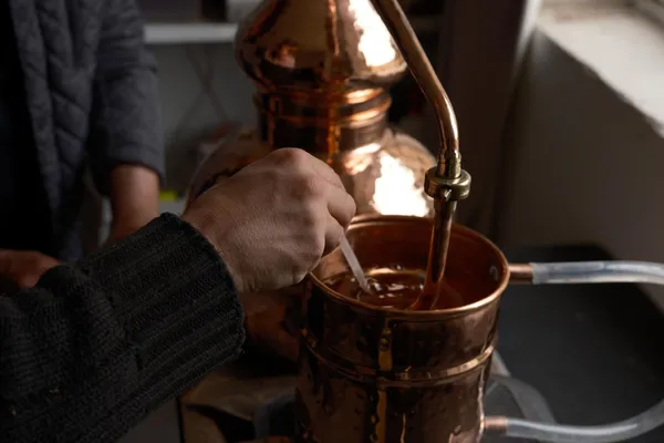 Créez votre propre eau-de-vie avec Damien - Image n°2 - Wecandoo