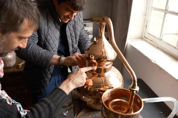 Créez votre propre eau-de-vie avec Damien - Image n°4 - Wecandoo