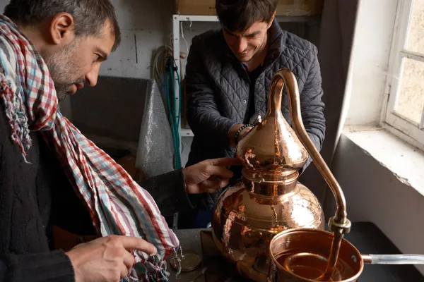 Créez votre propre eau-de-vie avec Damien - Image n°3 - Wecandoo