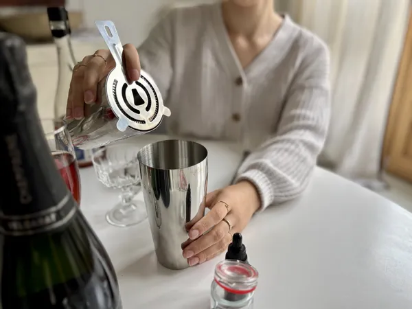 Créez un cocktail signature au champagne avec Zoé - Image n°4 - Wecandoo