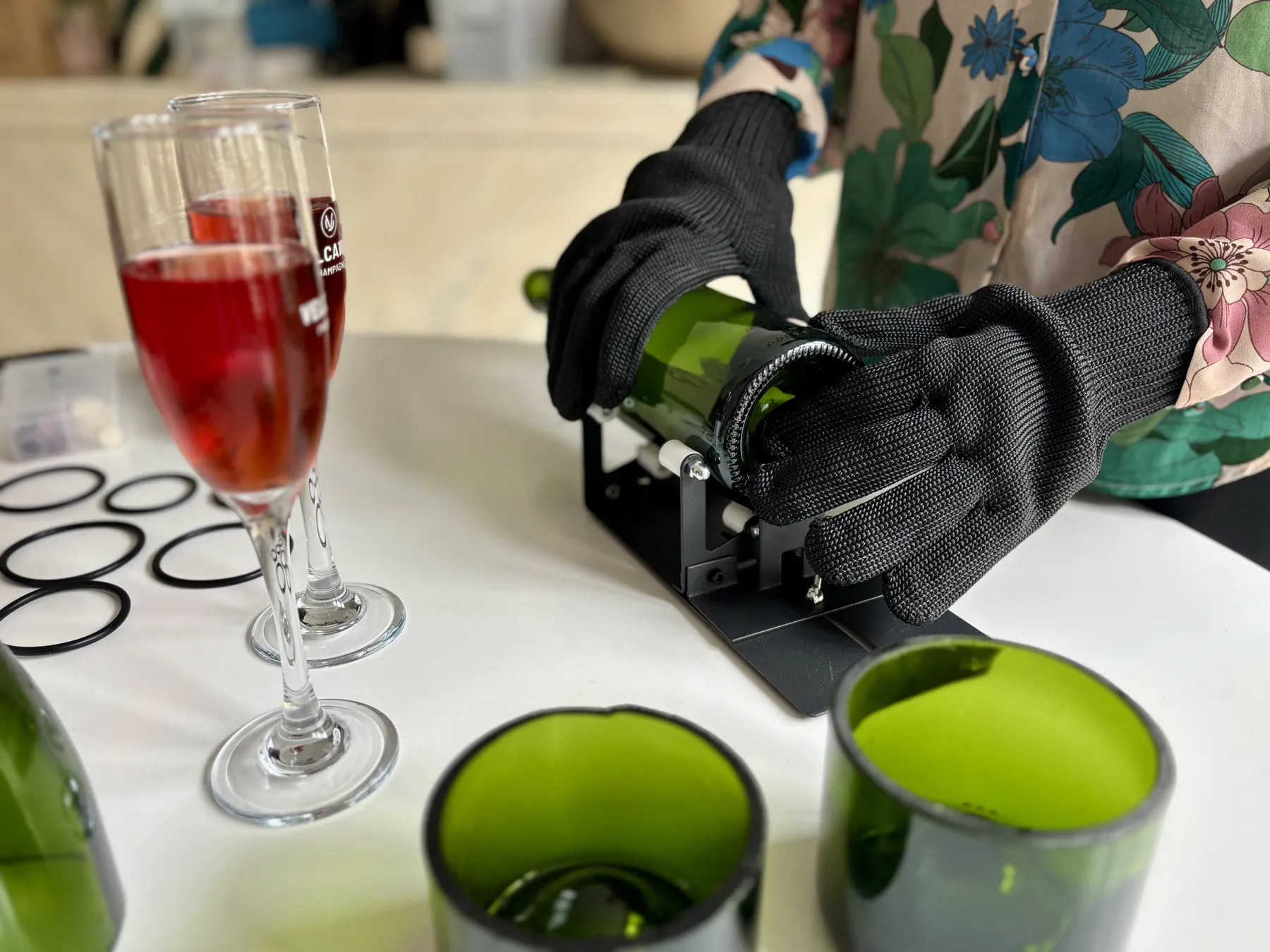 Façonnez votre duo de verres à partir d'une bouteille de champagne avec Zoé - Image n°2 - Wecandoo