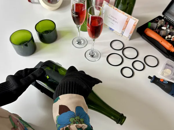 Façonnez votre duo de verres à partir d'une bouteille de champagne avec Zoé - Image n°4 - Wecandoo