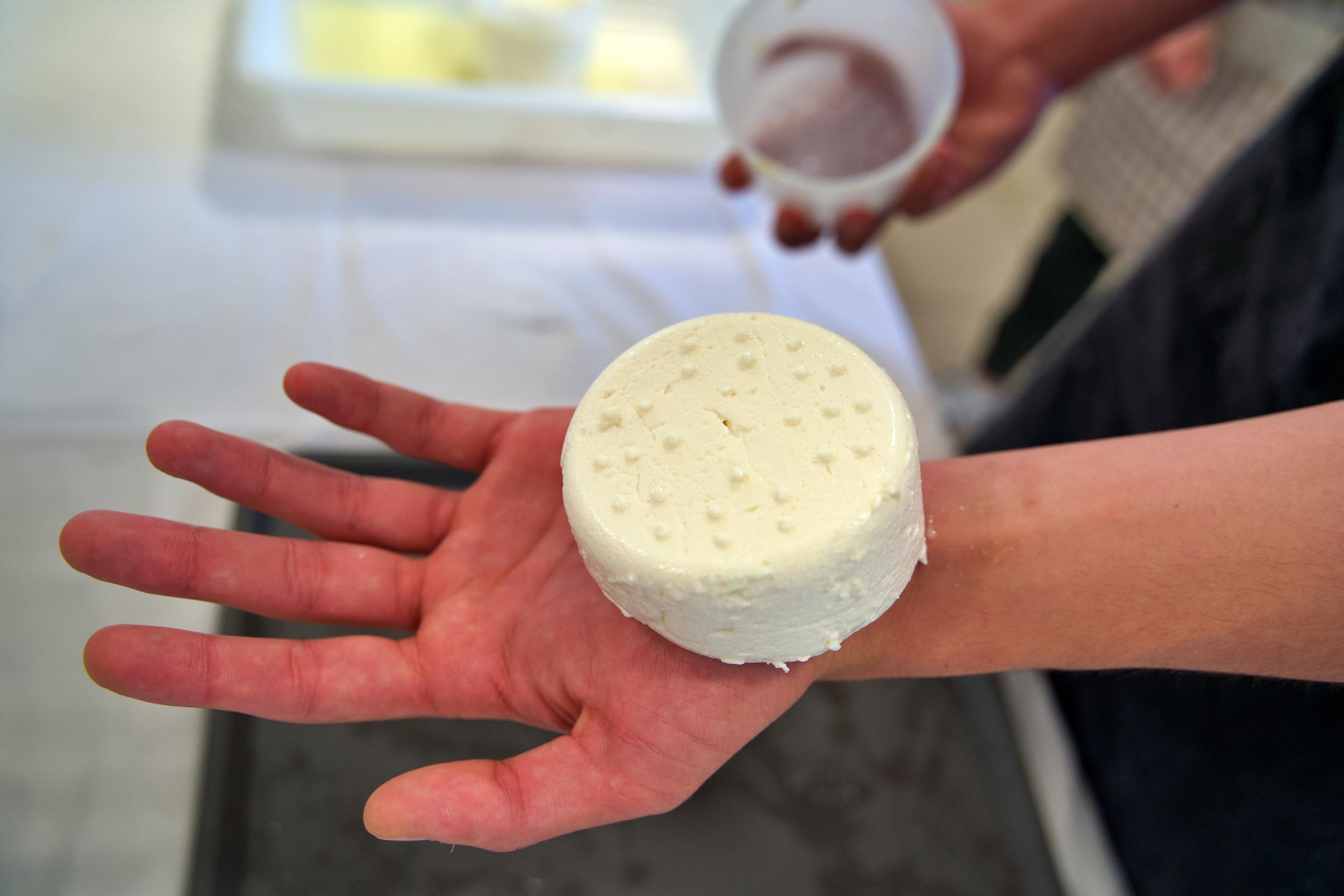 Wecandoo - Moulez vos fromages en famille avec Adèle et Loïc - Image n°5