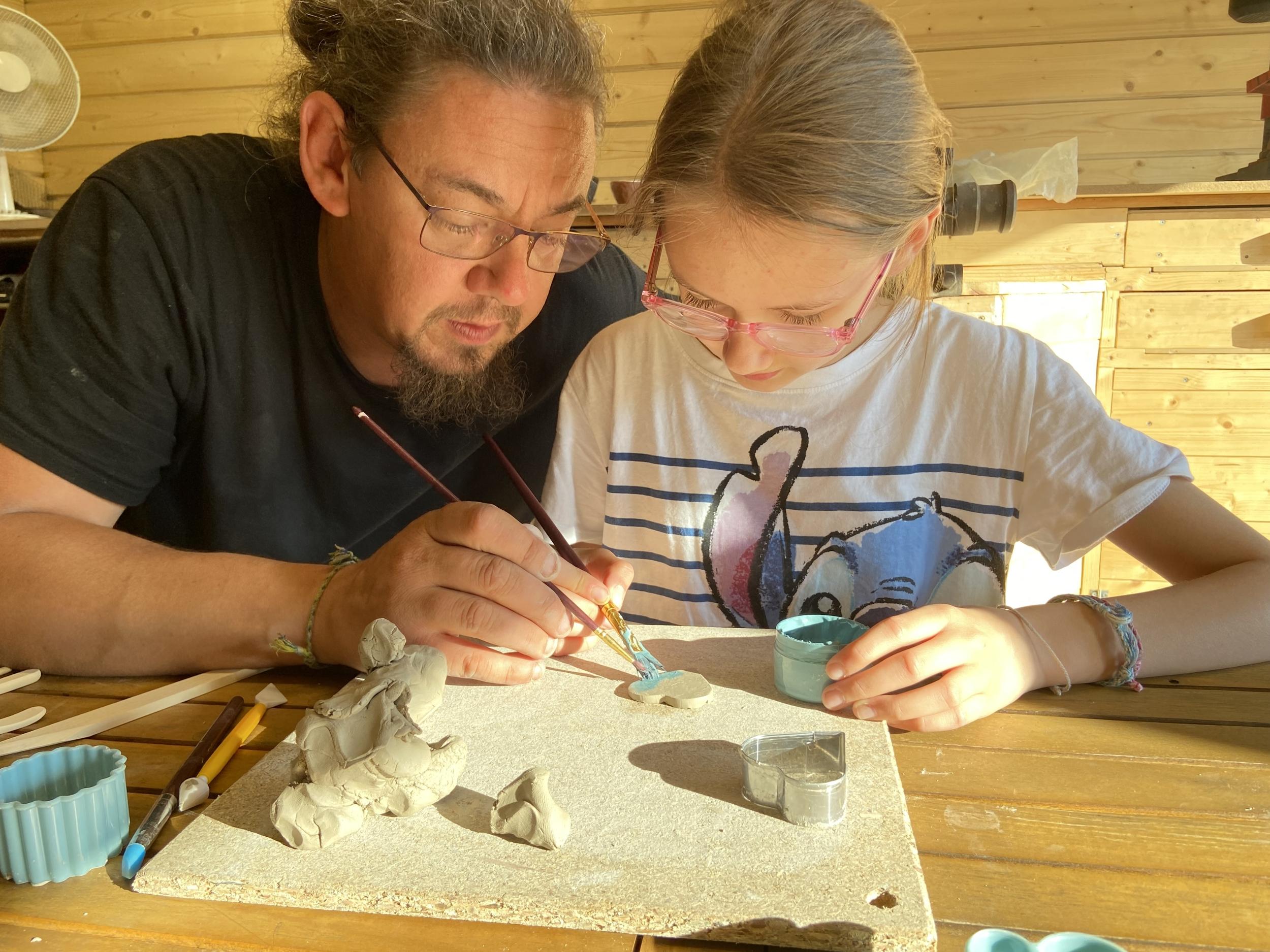 Découvrez le modelage avec votre enfant