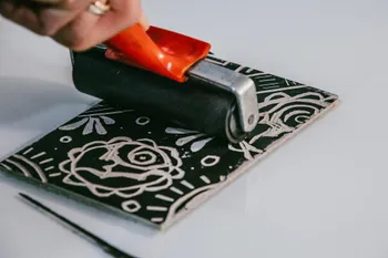 Apprenez la gravure en duo avec votre enfant