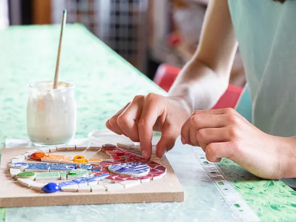 Réalisez vos empreintes de mains en mosaïque en famille avec Francine - Image n°1 - Wecandoo