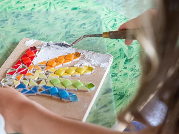 Réalisez vos empreintes de mains en mosaïque en famille avec Francine - Image n°3 - Wecandoo