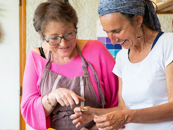 Réalisez vos empreintes de mains en mosaïque en famille avec Francine - Image n°2 - Wecandoo