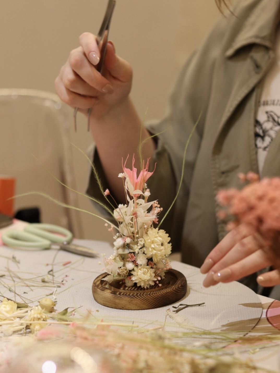 Wecandoo - Créez votre cloche de fleurs séchées avec Mimi - Image n°4