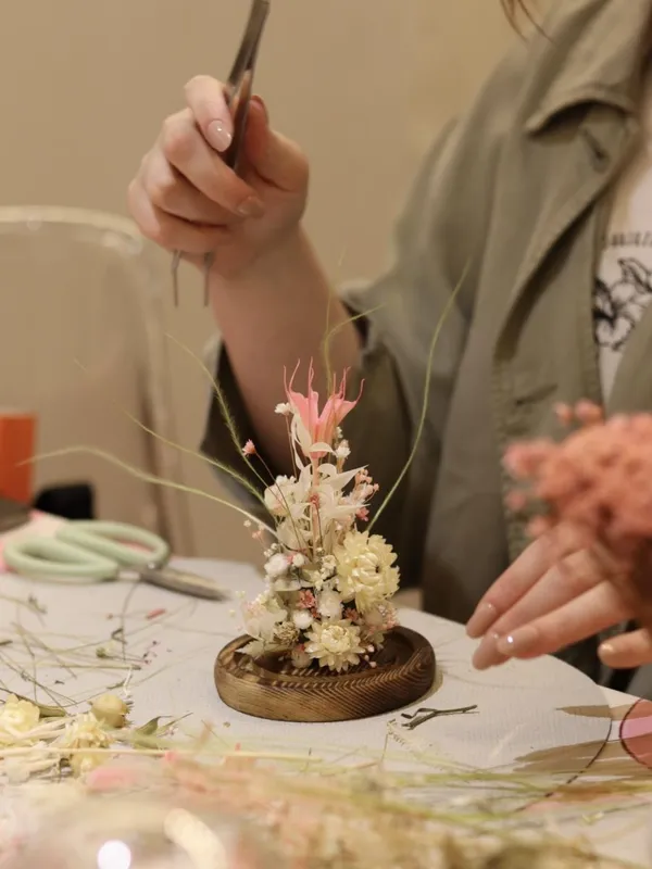 Créez votre cloche de fleurs séchées avec Mimi - Image n°4 - Wecandoo