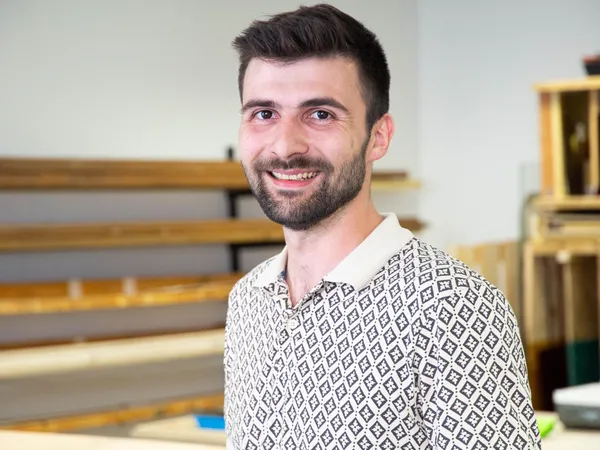 Léo : Artisan Vitrailliste et Enlumineur à Lyon
