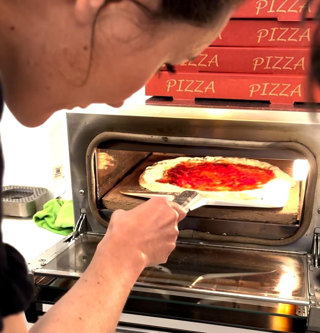 Réalisez votre pizza napolitaine avec Claudio et son équipe - Image n°4 - Wecandoo