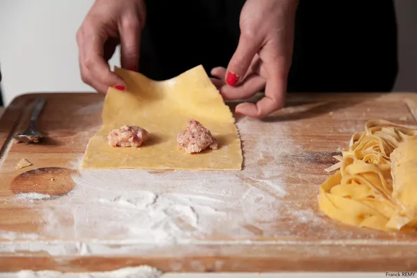 Réunissez votre équipe et cuisinez ensemble des raviolis avec Claudio au Viaduc des Arts - Image n°3 - Wecandoo