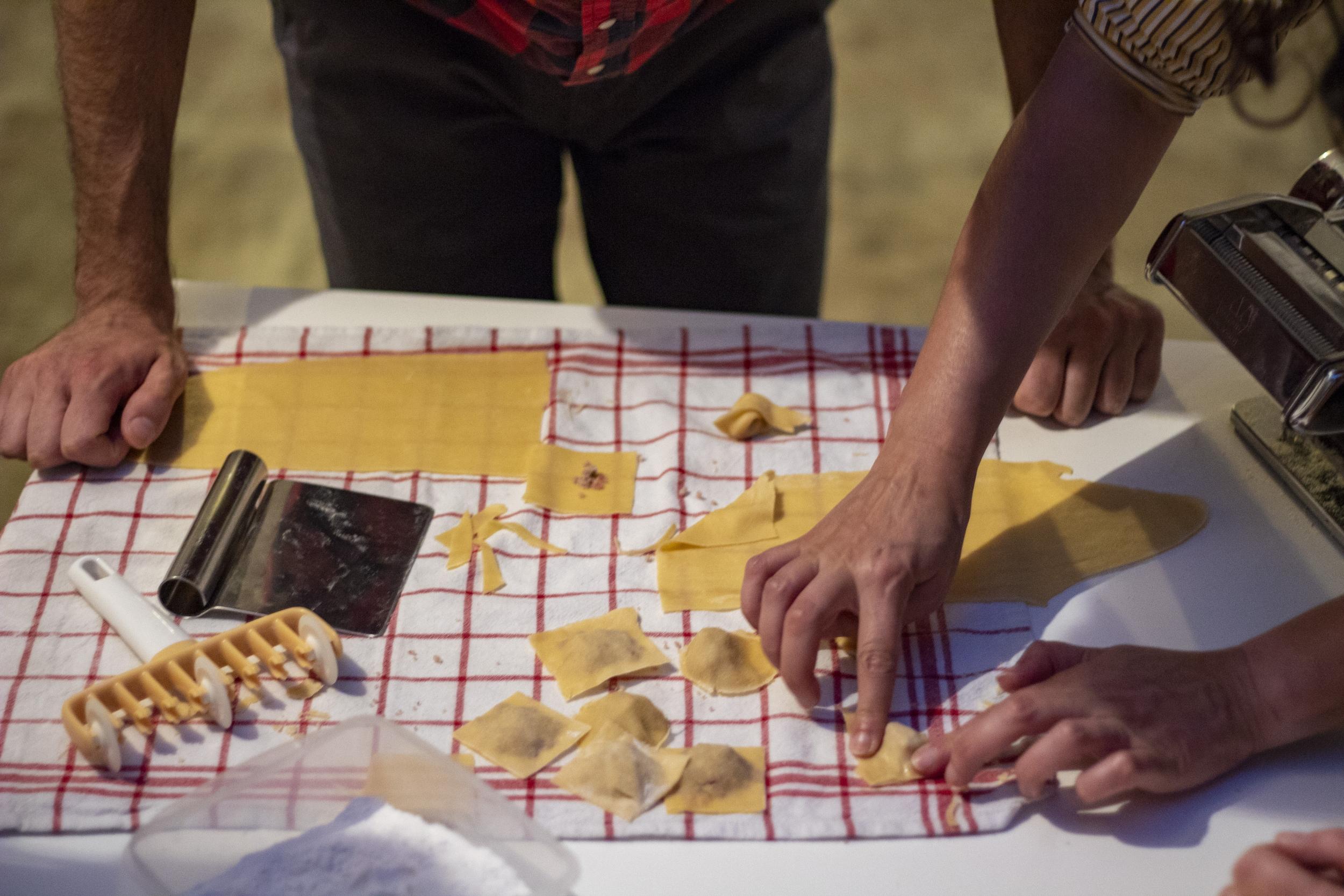 Wecandoo - Réunissez votre équipe et cuisinez ensemble des raviolis avec Claudio et son équipe - Image n°4