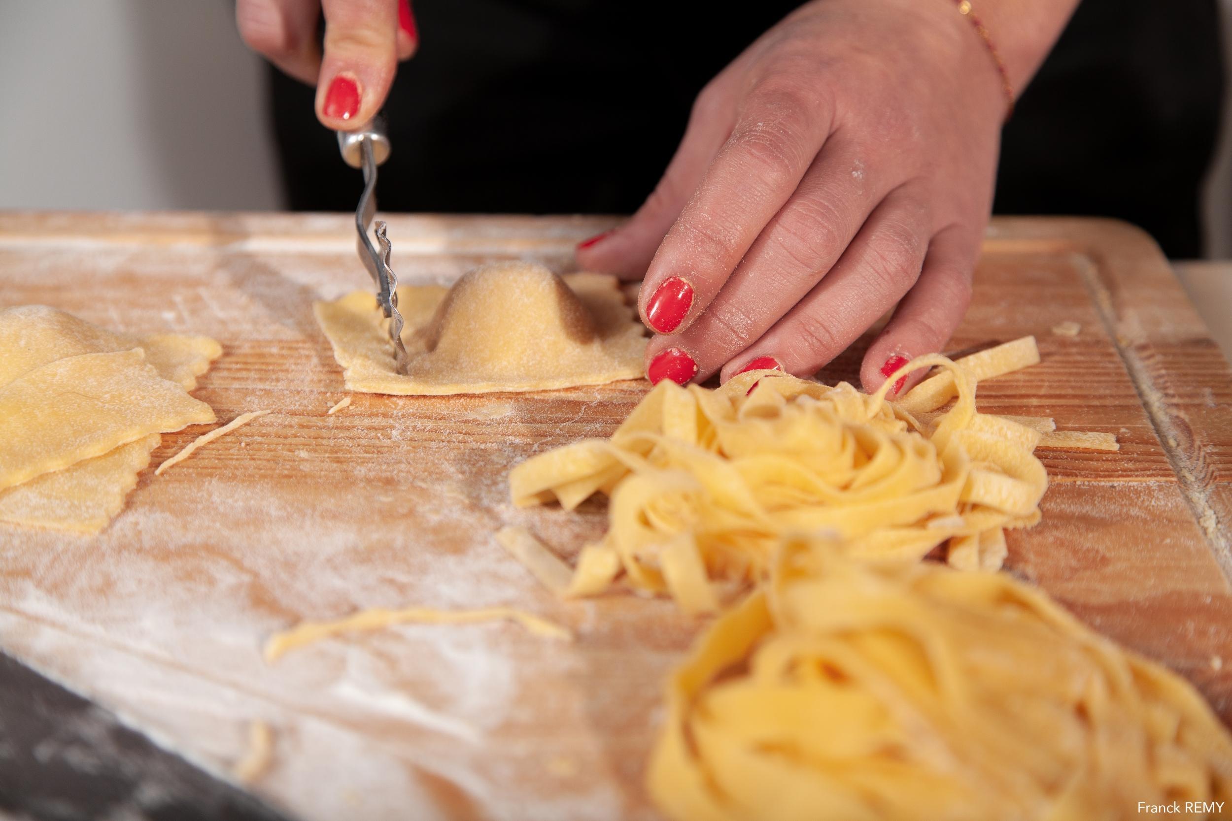 Cuisinez des raviolis en groupe
