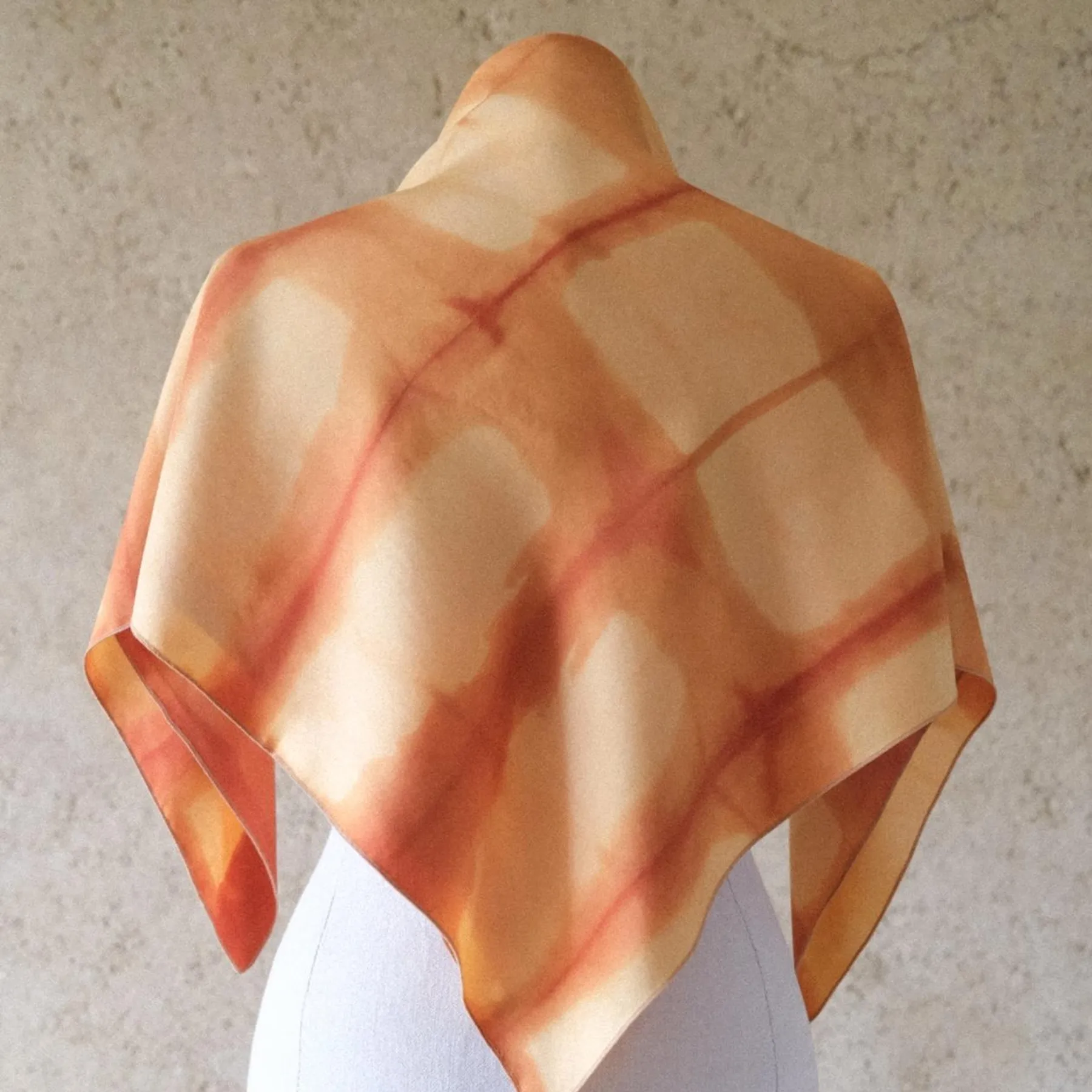 Réalisez votre grand foulard en soie en teinture naturelle avec Cindy - Afbeelding nr. 3 - Wecandoo