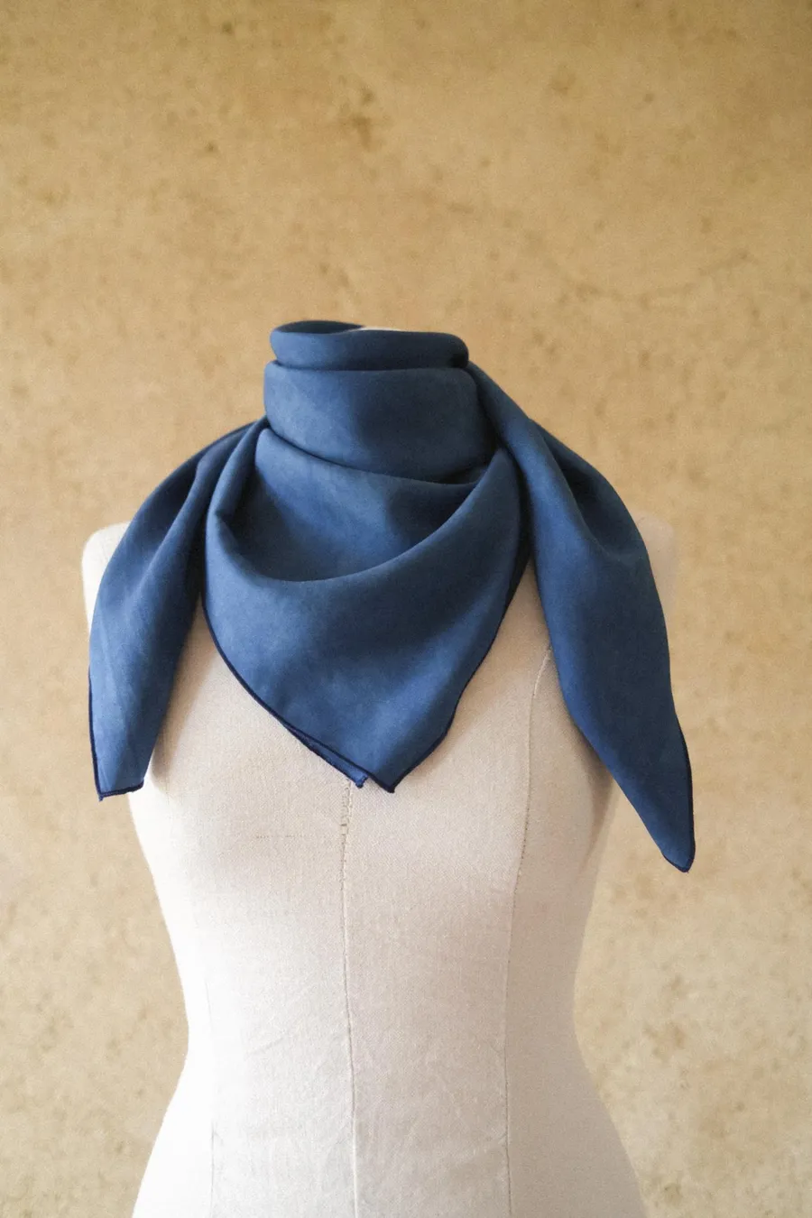 Créez votre foulard en soie et indigo avec des motifs Shibori avec Cindy - Image n°1 - Wecandoo