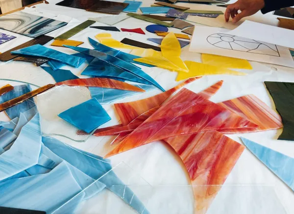 Réalisez votre vitrail Tiffany sur une journée avec Alice - Image n°2 - Wecandoo