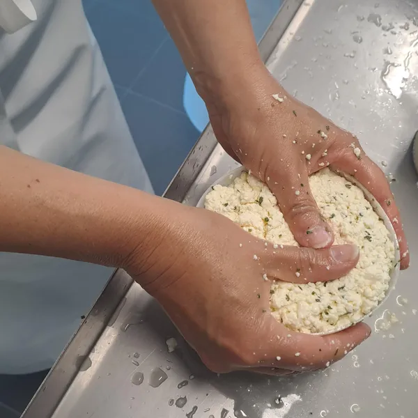 Réunissez votre équipe et initiez-vous à la fabrication fromagère avec Yann - Image n°5 - Wecandoo