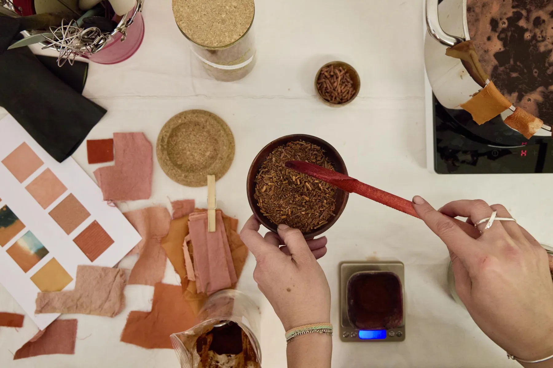 Réalisez votre grand foulard en soie en teinture naturelle avec Cindy - Afbeelding nr. 5 - Wecandoo