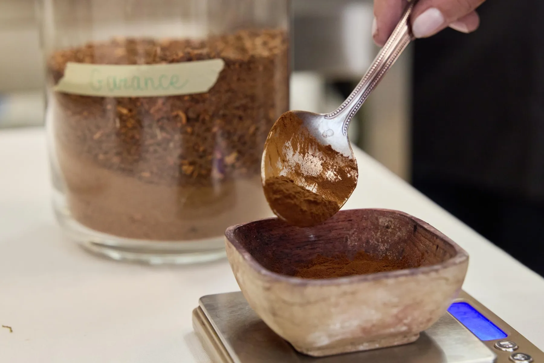 Réalisez votre grand foulard en soie en teinture naturelle avec Cindy - Afbeelding nr. 2 - Wecandoo