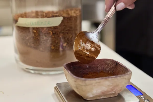 Réalisez votre grand foulard en soie en teinture naturelle avec Cindy - Image n°2 - Wecandoo