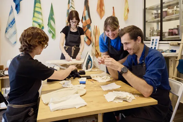 Réalisez votre grand foulard en soie en teinture naturelle avec Cindy - Image n°4 - Wecandoo