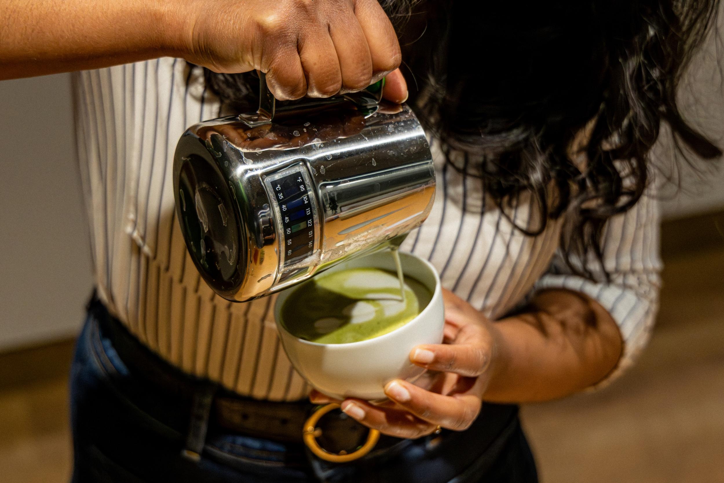 Réunissez votre équipe et découvrez ensemble les secrets du matcha avec Léa et Natalia - Image n°4 - Wecandoo