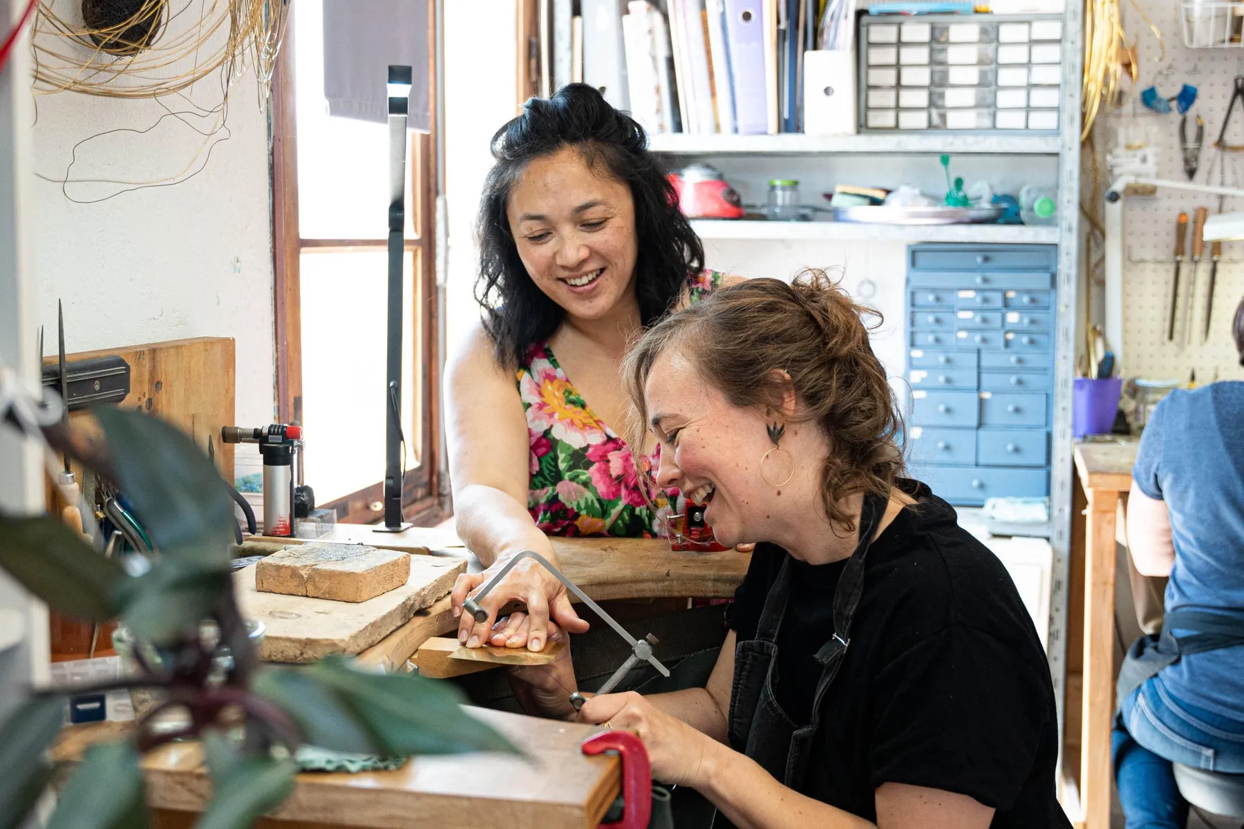 Réalisez vos maxi boucles d'oreilles texturées avec Ngan - Image n°2 - Wecandoo