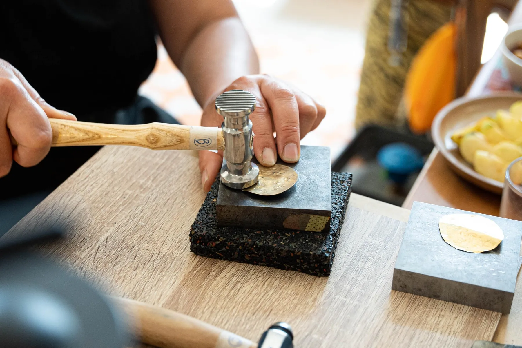 Réalisez vos maxi boucles d'oreilles texturées avec Ngan - Image n°3 - Wecandoo